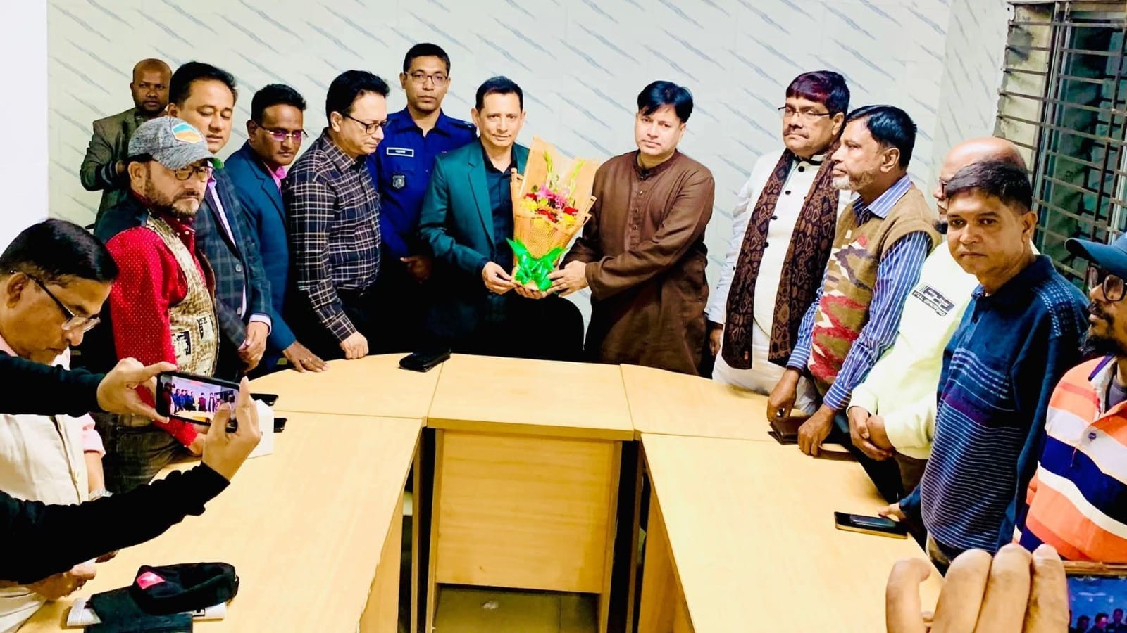 বিদায় লগ্নে কুমিল্লার কর্মরত সাংবাদিকদের সঙ্গে মতবিনিময়ে পুলিশ সুপার নাজির আহম্মেদ খাঁন